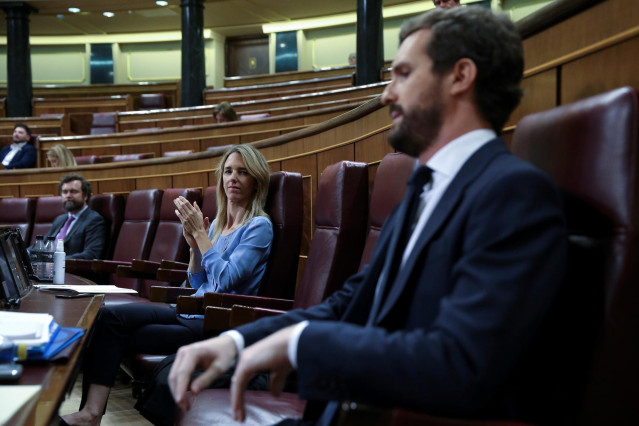 La portavoz del Partido Popular, Cayetana Álvarez de Toledo, y el presidente, Pablo Casado, durante el Pleno del Congreso que prorrogó el estado de alarma. Madrid, 25 de marzo de 2020.