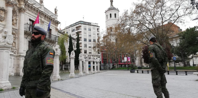 Efectivos de la Brilat en la plaza de la Universidad de Valladolid.