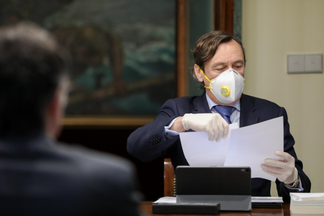 El secretario segundo del Senado, Rafael Hernando,  acude con mascarilla a la Mesa del Senado.