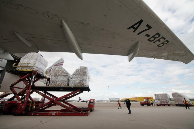 Primer avión que aterriza en Madrid de los dos que traerán material adquirido en China por la Comunidad de Madrid