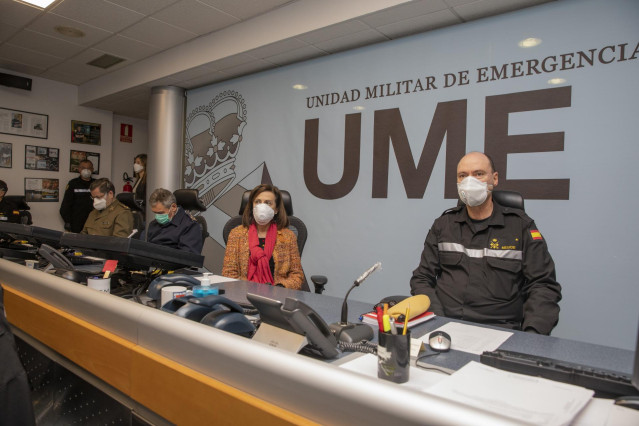 La ministra de Defensa, Margarita Robles, protegida con una mascarilla durante su visita al Cuartel General de la Unidad Militar de Emergencias (UME) en Torrejón de Ardoz para conocer los detalles de las acciones que ha llevado a cabo esta Unidad.