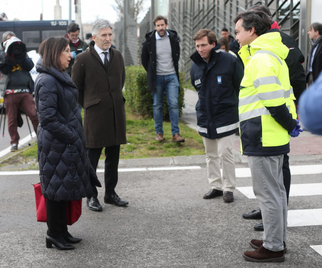 La ministra de Defensa, Margarita Robles, el ministro del Interior, Fernando Grande-Marlaska, y el alcalde de Madrid, Jose Luis Martínez-Almeida, a su llegada a IFEMA durante el tercer día de funcionamiento y primera fase del hospital provisional desplega