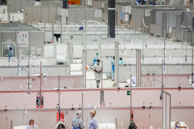 Pacientes de coronavirus en las camas del Hospital temporal de la Comunidad de Madrid habilitado en Ifema