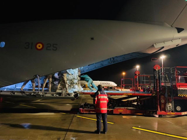 Avión del Ejército del Aire en la base de Torrejón descargando respiradores donados por Alemania