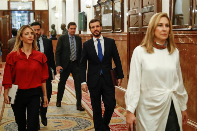 La portavoz del Grupo Popular, Cayetana Álvarez de Toledo, y el líder del PP, Pablo Casado, a su llegada al Congreso antes de la comparecencia del presidente del Gobierno, Pedro Sánchez, sobre el estado de alarma. Madrid, a 18 de marzo de 2020.