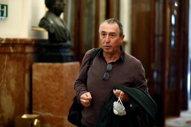 El diputado de Compromís Joan Baldoví, con una mascarilla en la mano, a su llegada al Congreso