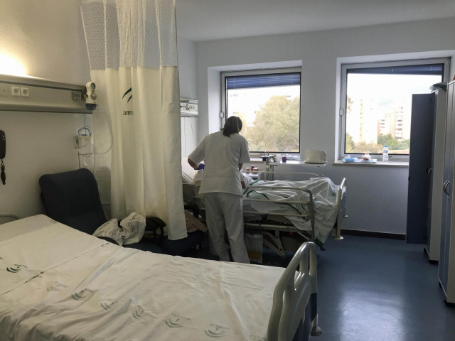 Atención de una enfermera en un hospital. Imagen de archivo.