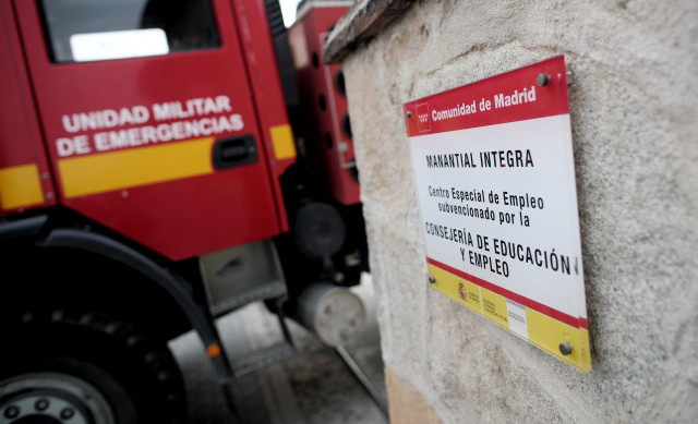 Un vehículo de la Unidad Militar de Emergencias entra para desinfectar en la Fundación Manantial, un Centro Especial de Empleo