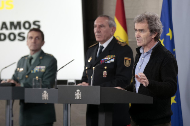 El director del Centro de Coordinación de Alertas y Emergencias Sanitarias del Ministerio, Fernando Simón, en primer plano en una rueda de prensa en Moncloa