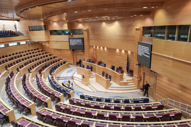 Hemiciclo del Senado prácticamente vacío donde se celebra el primer Pleno de su historia sin senadores y con la única presencia de la presidenta, Pilar Llop, y varios miembros de la Mesa que dirigen la institución, ya que ante la extensión del coronavirus