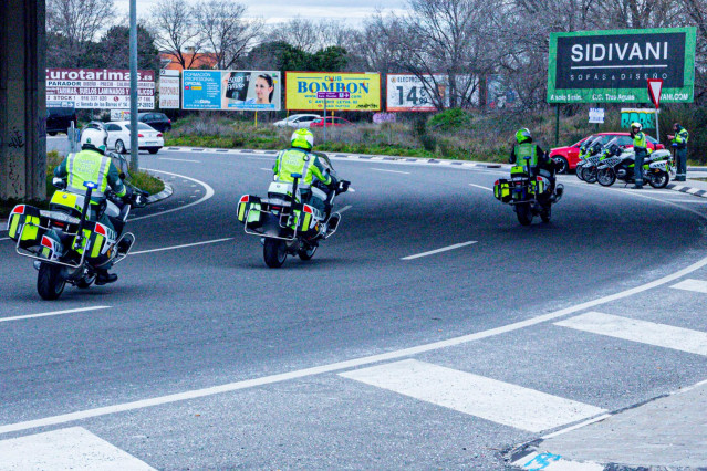 Varios agentes de la Guardia Civil de Tráfico.