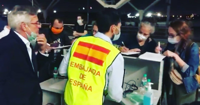 Pasajeros registrándose para el vuelo de regreso desde India