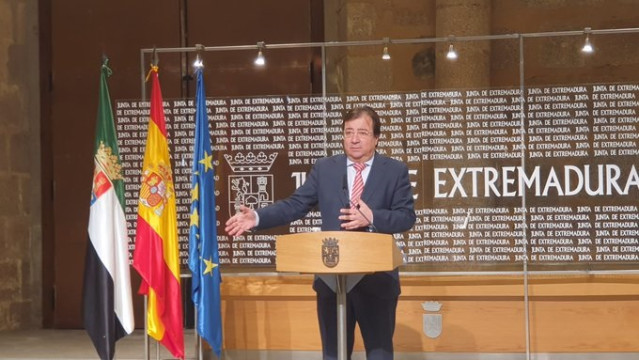 El presidente de la Junta de Extremadura, Guillermo Fernández vara, en rueda de prensa