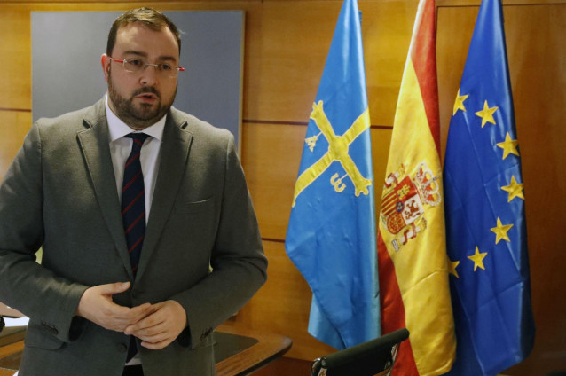 El presidente asturiano, Adrián Barbón, tras reunirse por videoconferencia con Pedro Sánchez.