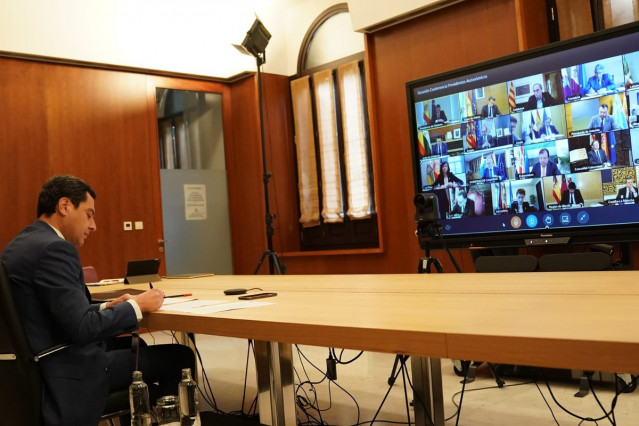 El presidente de la Junta, Juanma Moreno, participa desde el Palacio de San Telmo en la cuarta reunión telemática de la Conferencia de Presidentes autonómicos con el presidente del Gobierno, Pedro Sánchez, para abordar la crisis sanitaria del coronavirus