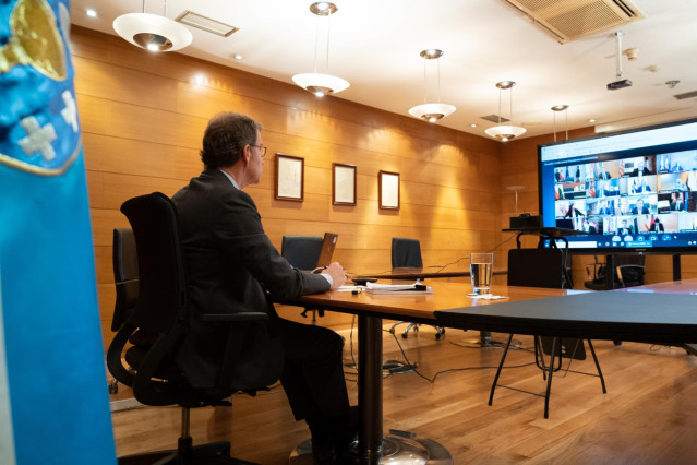 O titular do Goberno galego, Alberto Núñez Feijóo, mantén unha videoconferencia co presidente do Goberno central, Pedro Sánchez, e os outros presidentes autonómicos. Edificio Administratito de San Caetano, Santiago de Compostela, 05/04/20.