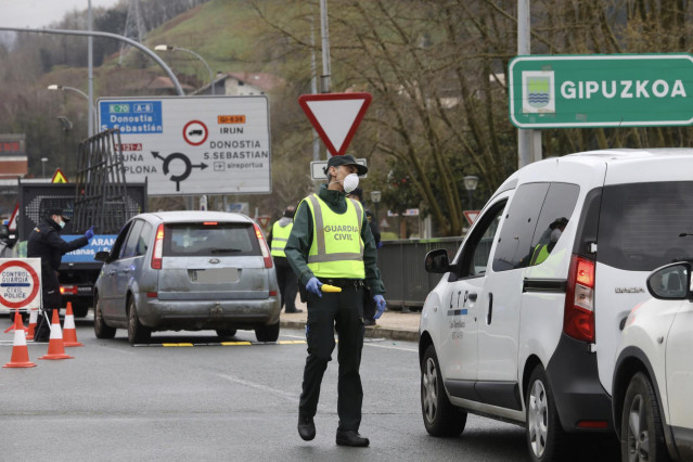 Efectivos de la Guardia Civil en un control en el País Vasco por el estado de alarma