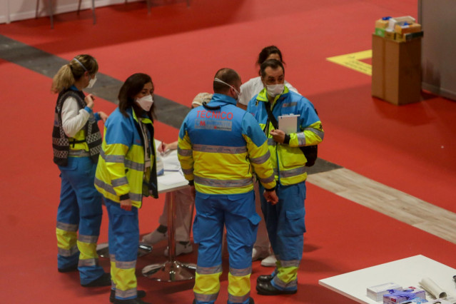 Técnicos de SUMMA-112 protegidos con mascarillas en el Hospital temporal de la Comunidad de Madrid habilitado en Ifema