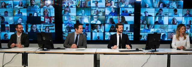 El líder del PP, Pablo Casado, preside la reunión de su grupo parlamentario por vía telemática desde la sede del PP, en la calle Génova 13. Madrid, a 6 de abril de 2020.