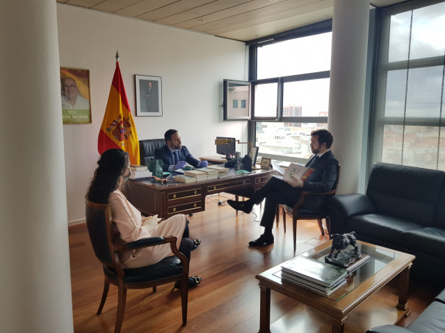El presidente de Vox, Santiago Abascal, el portavoz parlamentario, Iván Espinosa de los Monteros y una asesora, en el despacho del primero en el Congreso.