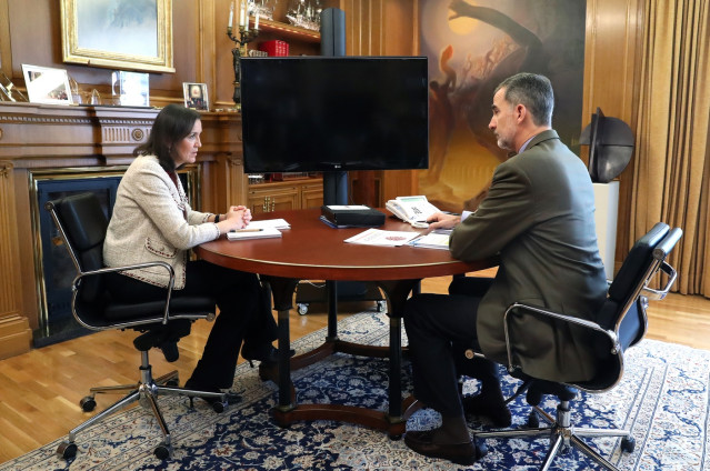 Su Majestad el Rey Felipe VI durante su reunión con la ministra de Industria, Comercio y Turismo, María Reyes Maroto, para analizar la situación generada por la crisis del COVID19, durante la cuarta semana del estado de alarma