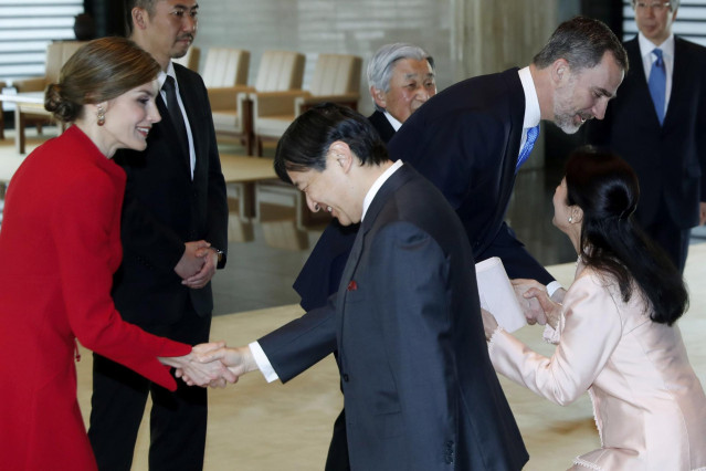 El Rey Felipe y la Reina Letizia saludan a Naruhito (c) y su esposa, la Princesa Masako (d)