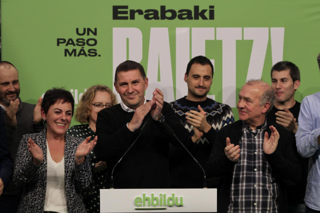 (I-D)  En la primera fila, la cabeza de lista de EH Bildu al Congreso por Guipúzcoa, Mertxe Aizpurua y el secretario general de EH Bildu, Arnaldo Otegi tras conocer los resultados de los comicios del 10N, en San Sebastián