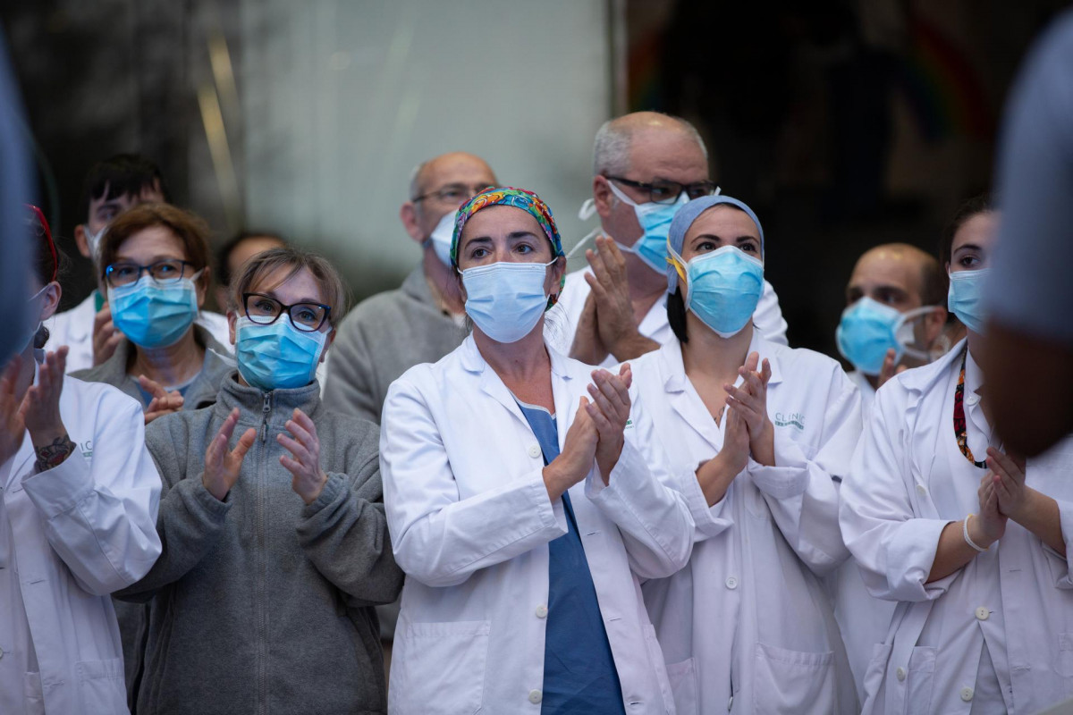 Aplauso de sanitarios a las puertas del hospital Clínic de Barcelona el 6 de abril de 2020.