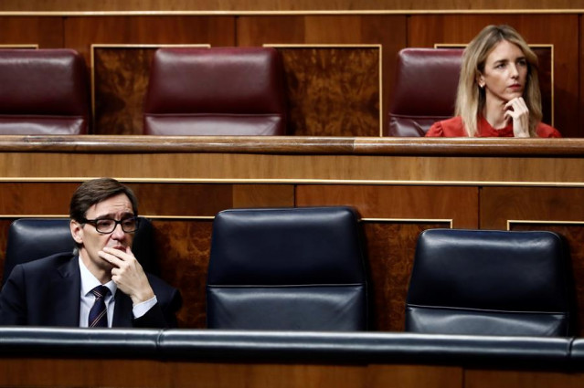 El ministro de Sanidad, Salvador Illa, y la portavoz del PP, Cayetana Álvarez de Toledo, durante la intervención del presidente del Gobierno, Pedro Sánchez, para explicar la declaración del estado de alarma. En Madrid (España), a 18 de marzo de 2020.