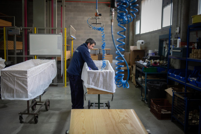 Un trabajador de la empresa Eurocoffin, la fábrica de ataúdes de Serveis Funeraris de Barcelona