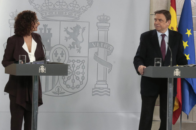 La ministra de Hacienda y portavoz del Gobierno, María Jesús Montero; y el ministro de Agricultura, Pesca y Alimentación, Luis Planas, durante una rueda de prensa tras el Consejo de Ministros, en el Palacio de la Moncloa, en Madrid (España).