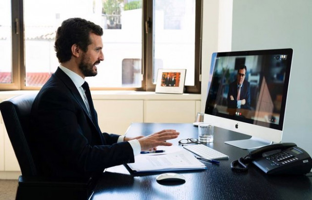 El presidente del PP, Pablo Casado, se reúne por videoconferencia con el presidente de la CEOE, Antonio Garamendi, para hablar sobre la crisis del coronavirus e intercambiar propuestas. En Madrid,  a 2 de abril de 2020.