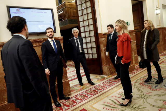 El líder del PP, Pablo Casado, guardando las distancias con sus diputados en la última sesión plenaria