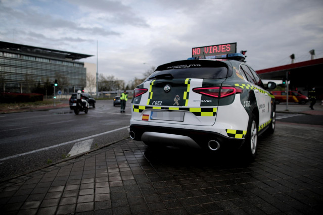 Una patrulla de la Guardia Civil de tráfico controla a todos aquellos vehículos que se dirigen a la entrada del recinto de Ifema