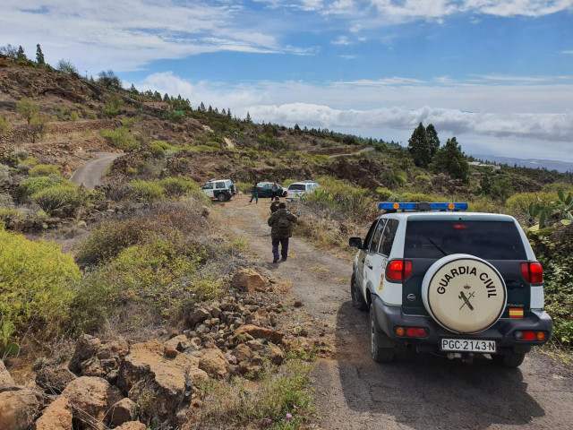 La Guardia Civil sanciona a un hombre que estaba cogiendo espárragos.