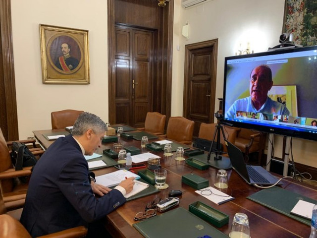 El ministro del Interior, Fernando Grande-Marlaska, se reúne con su equipo, entre ellos el director de la Policía, Francisco Pardo, tras su ingreso por Covid-19