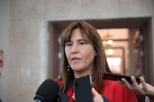 La portavoz de Junts Per Catalunya en el Congreso, Laura Borràs, atendiendo a los periodistas