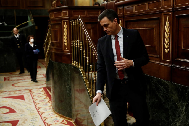 El presidente del Gobierno, Pedro Sánchez, baja de la tribuna  del Congreso