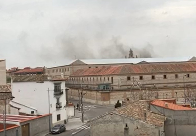 Humareda en la prisión de Ocaña (Toledo) tras la quema de cubos de basura en el patio del centro penitenciario.