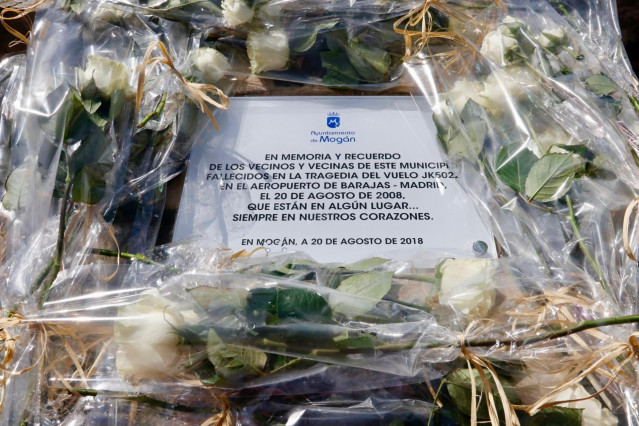 Placa en memoria de los 154 fallecidos del accidente de Spanair
