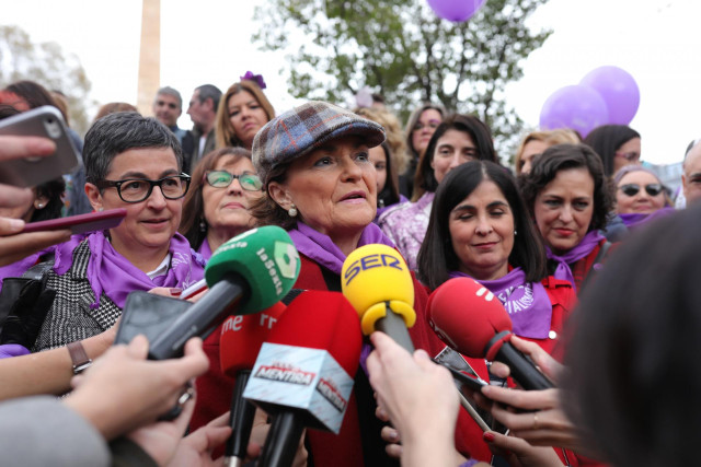 (I-D) La ministra de Asuntos Exteriores, Arancha González Laya, la vicepresidenta primera del Gobierno, Carmen Calvo, la ministra de Política Territorial, Carolina Darias y la exministra de Trabajo, Magdalena Valerio, haciendo declaraciones a la prensa en