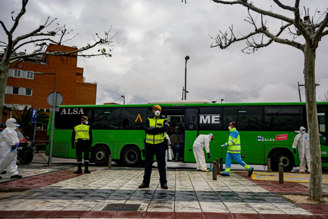 Policías militares escoltan uno de los autobuses cuyos pasajeros son pacientes contagiados con coronavirus que van del Hospital 12 de Octubre hacia el Hospital de Campaña de IFEMA, en Madrid