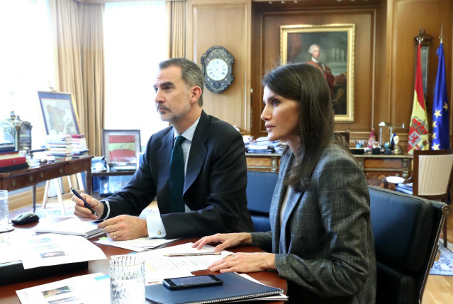 Los Reyes, Letizia y Felipe VI, durante una videoconferencia