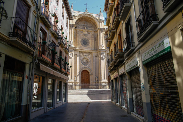 Una calle vacía que desemboca en la Catedral.