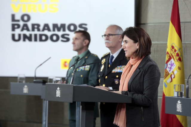 (I-D) El jefe del Estado Mayor de la Guardia Civil, José Manuel Santiago; el subdirector general de Logística e Innovación de la Policía Nacional, José García Molina; y la jefa de Área del Centro de Coordinación de Alertas y Emergencias Sanitarias del Min