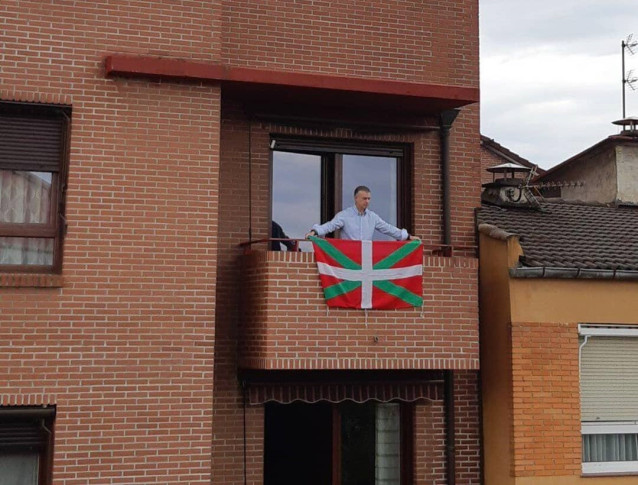 EL Lehendakari, Iñigo Urkullu, coloca la ikurriña en el balcón de su domicilio en Durango en el Aberri Eguna
