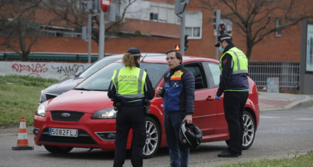 El alcalde de Madrid, José Luis Martínez Almeida, asiste a un control de tráfico de la Policía Municipal de Madrid