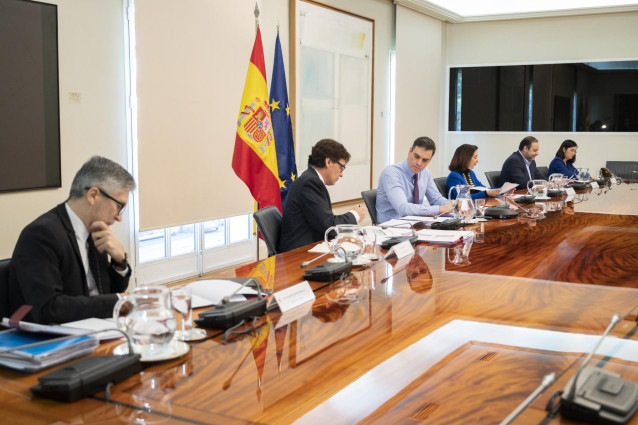 Pedro Sánchez preside la reunión con los presidentes de las Comunidades y Ciudades Autónomas por videoconferencia.