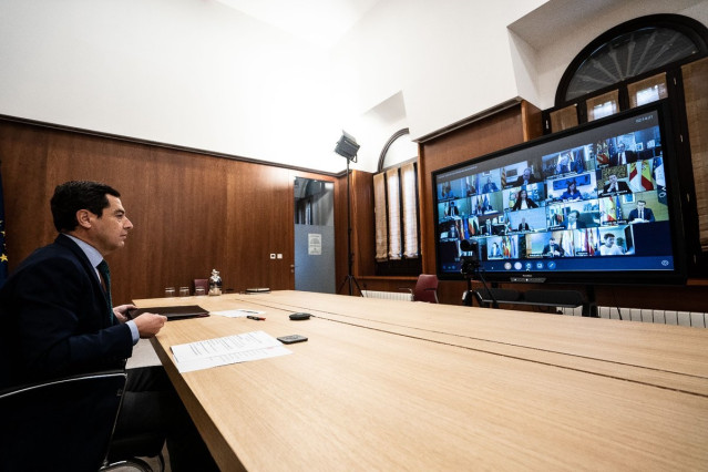 El presidente de la Junta de Andalucía, Juanma Moreno, participa en la quinta reunión telemática de la Conferencia de Presidentes autonómicos con el presidente del Gobierno, Pedro Sánchez, para abordar la crisis sanitaria del coronavirus