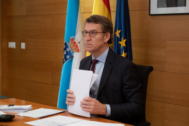 O titular do Goberno galego, Alberto Núñez Feijóo, mantén unha videoconferencia co presidente do Goberno central, Pedro Sánchez, e os outros presidentes autonómicos. Edificio Administratito de San Caetano, Santiago de Compostela, 12/04/20.